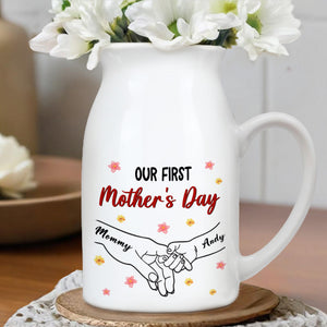 Nuestro Primer Día de la Madre, Flores y Manos Agarradas - Jarrón de Cerámica Personalizado - MOM077_CEV