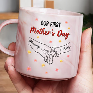 Nuestro Primer Día de la Madre, Flores y Manos Unidas - Taza Personalizada de Mármol Rosa - MOM077_PMAM