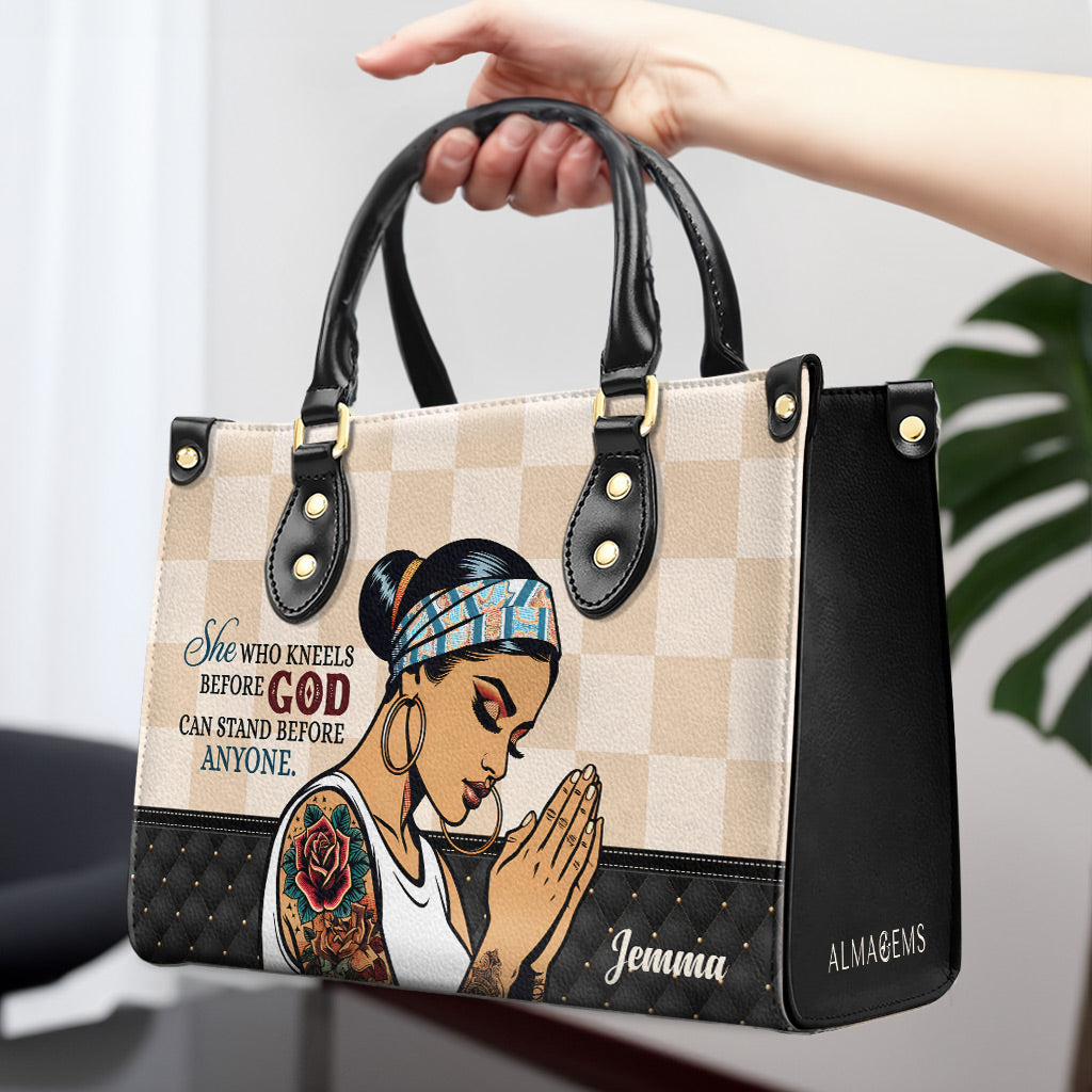 Celle qui s'agenouille devant Dieu - Sac à main en cuir personnalisé - MX10