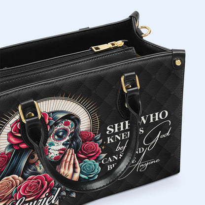 Celle qui s'agenouille devant Dieu - Sac à main en cuir personnalisé - MX11