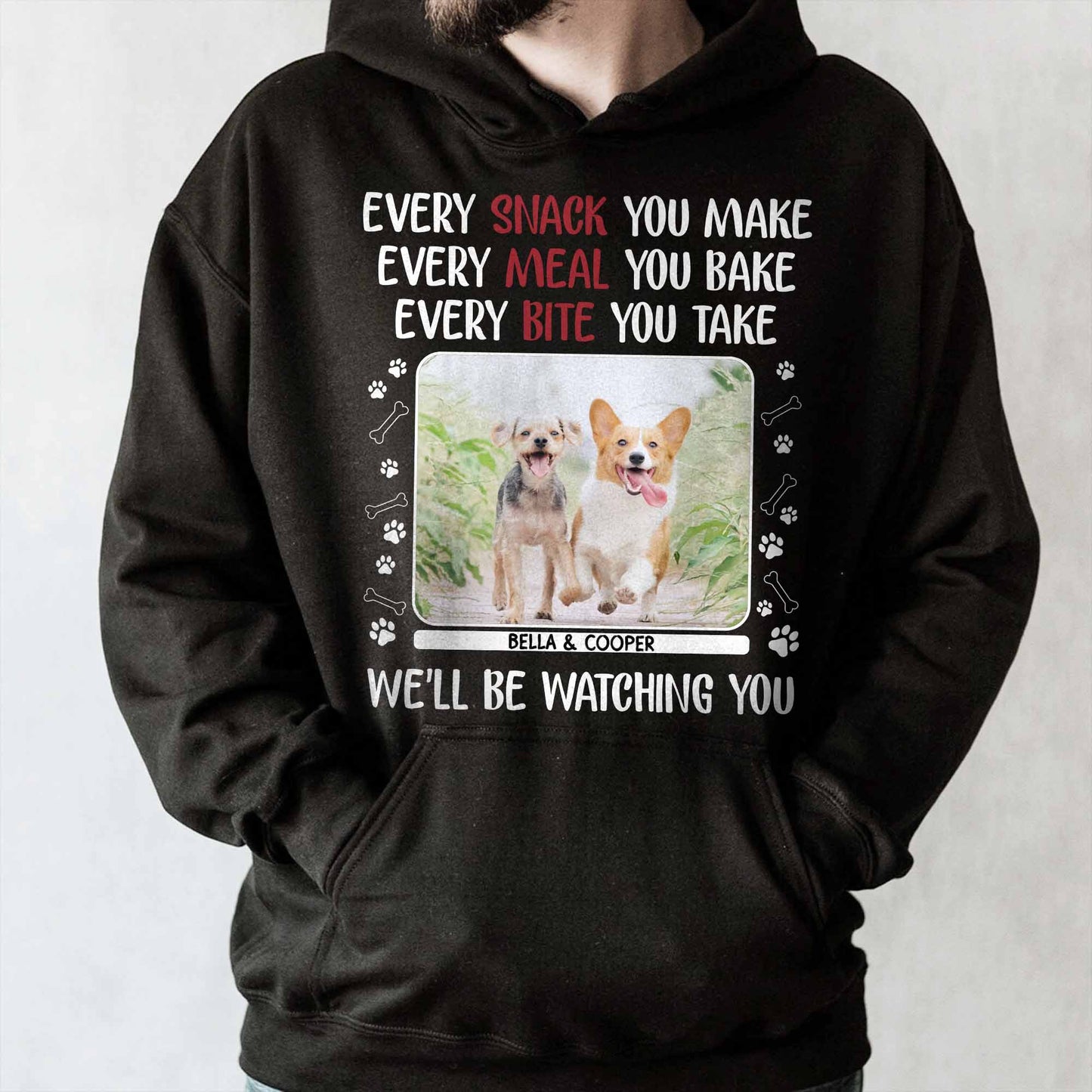 Chaque collation que vous préparez, des chiens qui vous observent, des empreintes de pattes - T-shirt unisexe personnalisé, sweat à capuche - PET110_BBAS