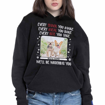 Chaque collation que vous préparez, des chiens qui vous observent, des empreintes de pattes - T-shirt unisexe personnalisé, sweat à capuche - PET110_BBAS