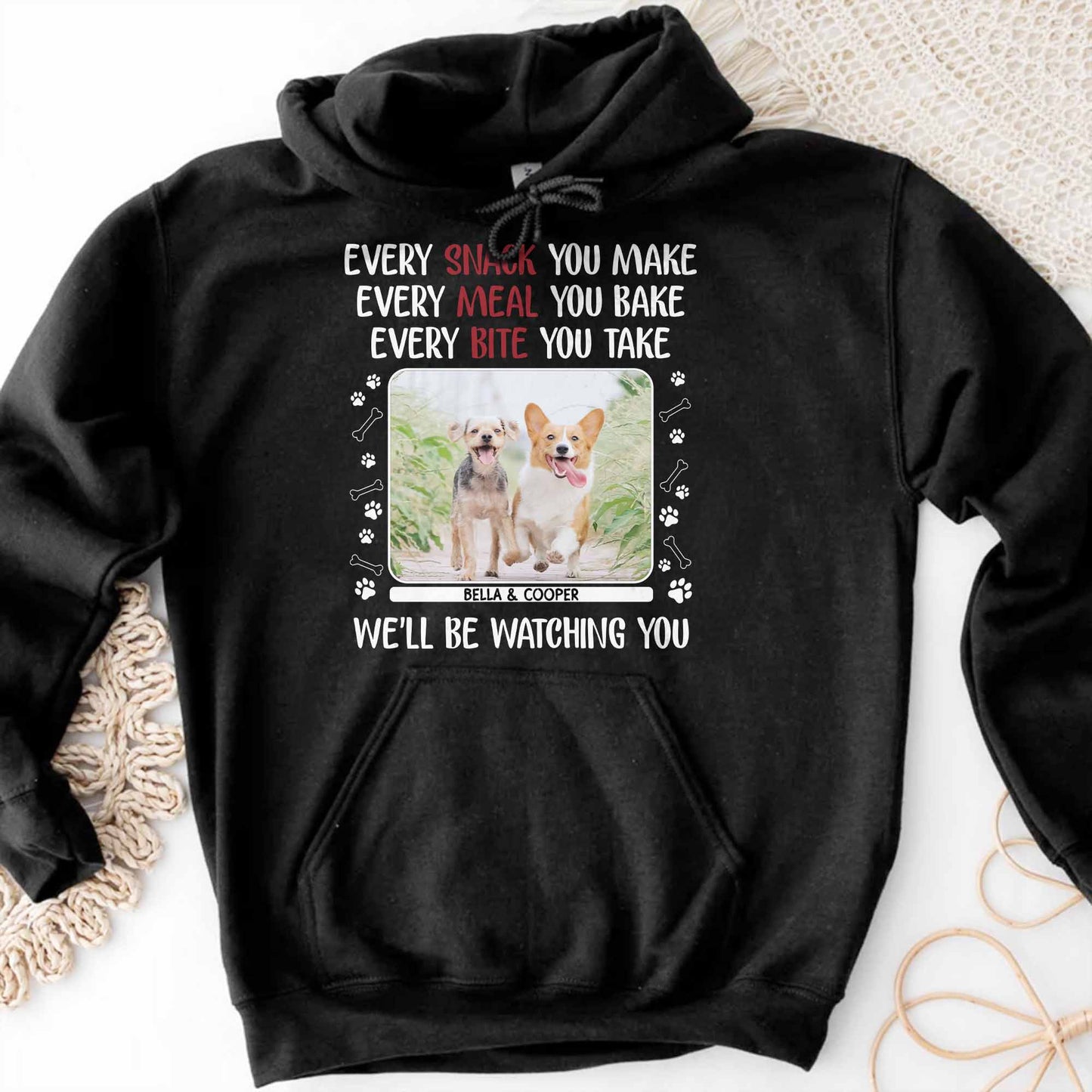 Chaque collation que vous préparez, des chiens qui vous observent, des empreintes de pattes - T-shirt unisexe personnalisé, sweat à capuche - PET110_BBAS