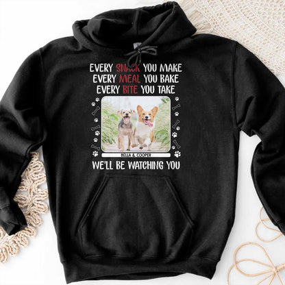 Chaque collation que vous préparez, des chiens qui vous observent, des empreintes de pattes - T-shirt unisexe personnalisé, sweat à capuche - PET110_BBAS