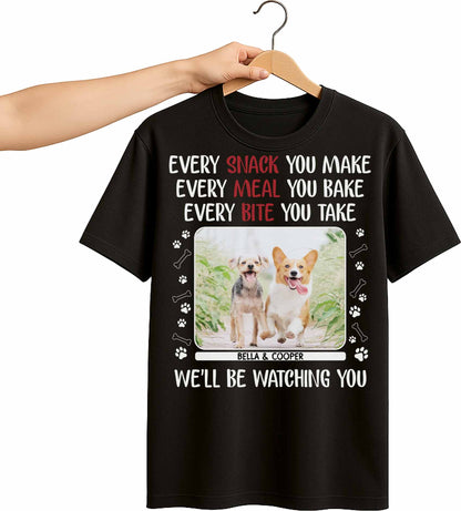 Chaque collation que vous préparez, des chiens qui vous observent, des empreintes de pattes - T-shirt unisexe personnalisé, sweat à capuche - PET110_BBAS