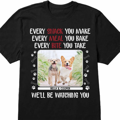Chaque collation que vous préparez, des chiens qui vous observent, des empreintes de pattes - T-shirt unisexe personnalisé, sweat à capuche - PET110_BBAS
