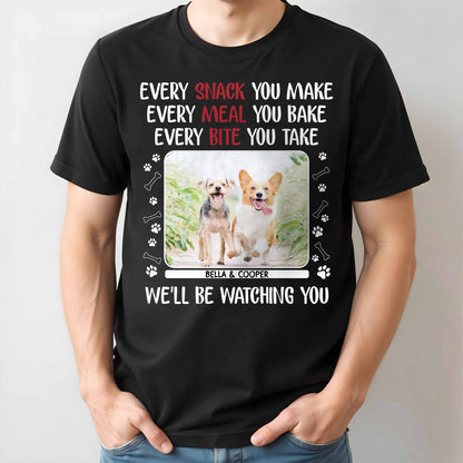 Chaque collation que vous préparez, des chiens qui vous observent, des empreintes de pattes - T-shirt unisexe personnalisé, sweat à capuche - PET110_BBAS