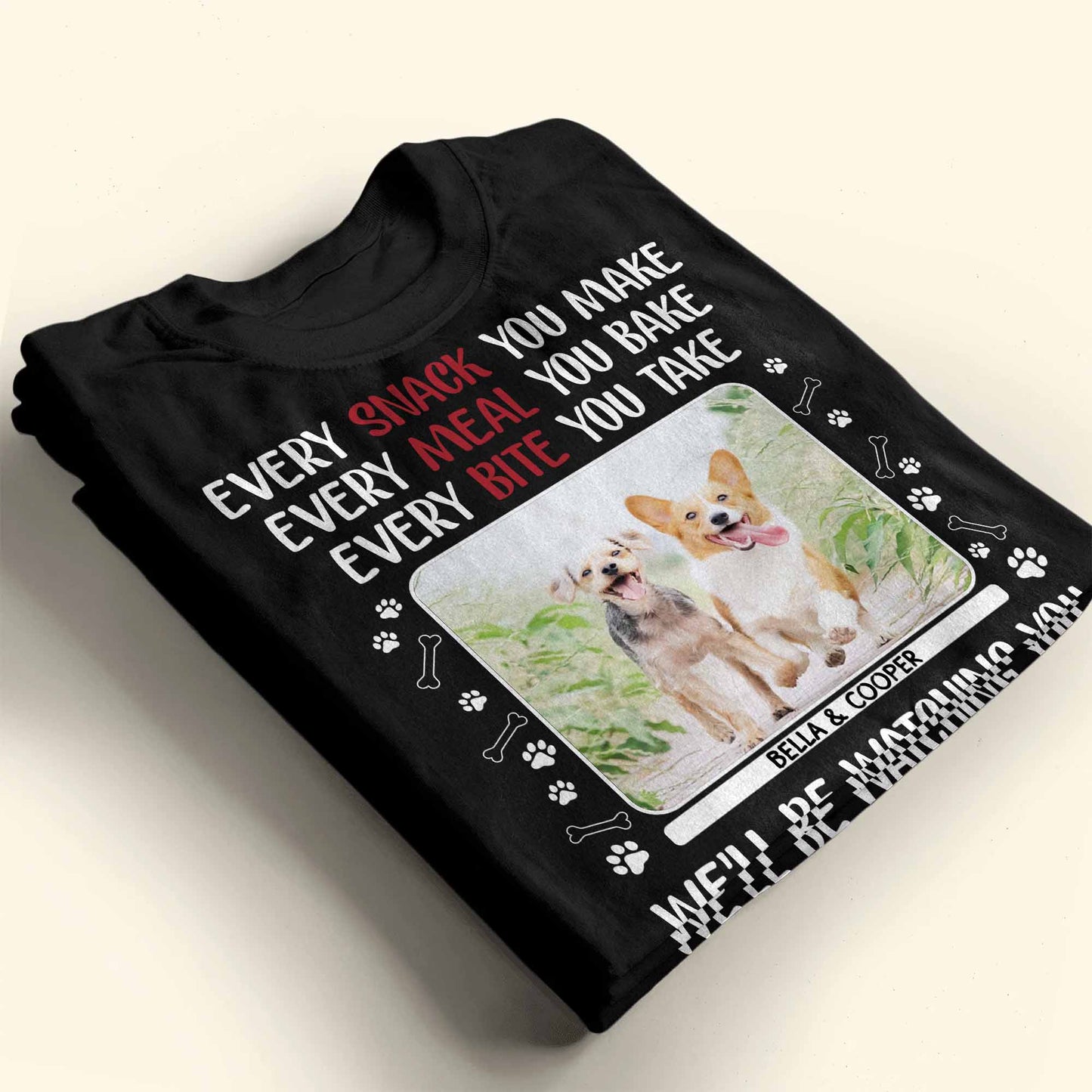 Chaque collation que vous préparez, des chiens qui vous observent, des empreintes de pattes - T-shirt unisexe personnalisé, sweat à capuche - PET110_BBAS