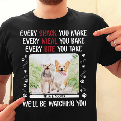 Chaque collation que vous préparez, des chiens qui vous observent, des empreintes de pattes - T-shirt unisexe personnalisé, sweat à capuche - PET110_BBAS