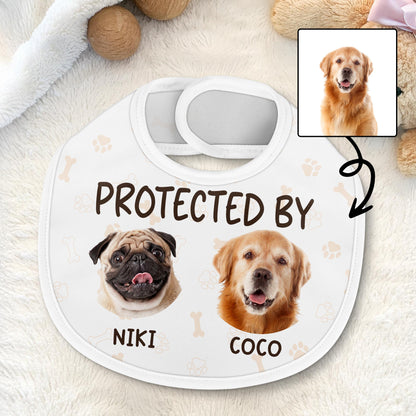 Protégé par Niki et Coco, chiens et empreintes de pattes - Bavoir bébé personnalisé - PET112_BBB
