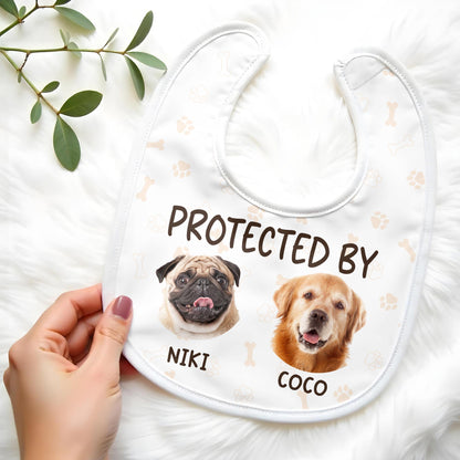 Protégé par Niki et Coco, chiens et empreintes de pattes - Bavoir bébé personnalisé - PET112_BBB