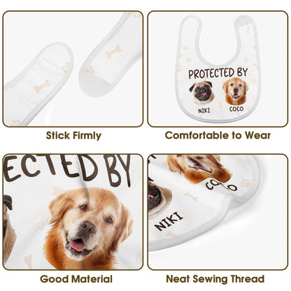 Protégé par Niki et Coco, chiens et empreintes de pattes - Bavoir bébé personnalisé - PET112_BBB