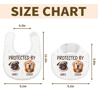 Protégé par Niki et Coco, chiens et empreintes de pattes - Bavoir bébé personnalisé - PET112_BBB